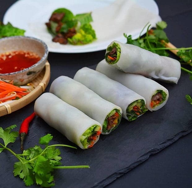 hanoi food tour - spring rolls