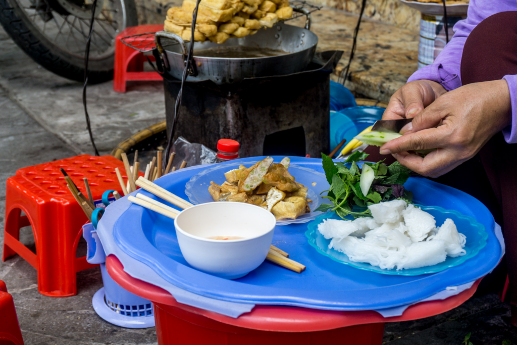 Vietnam tour itineraries: Street food in Hanoi 